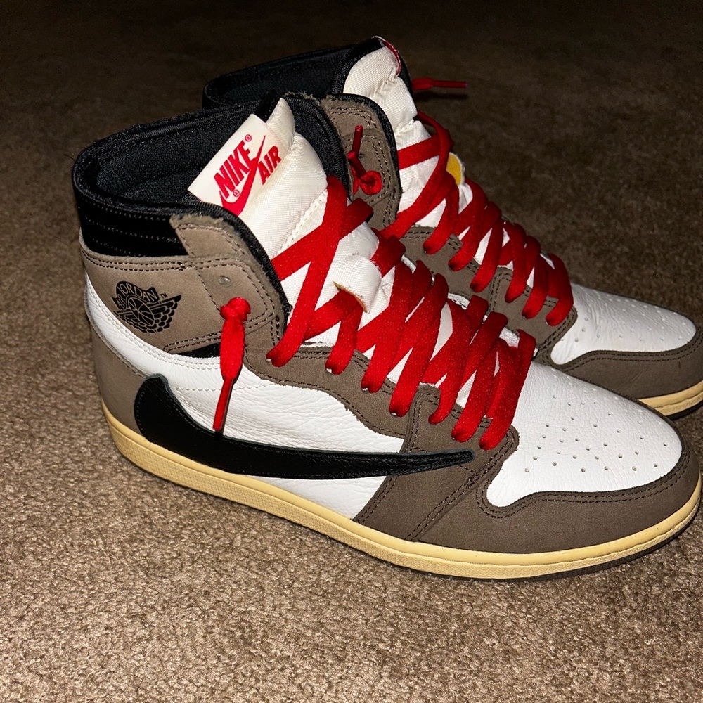 Jordan 1 Travis Scott